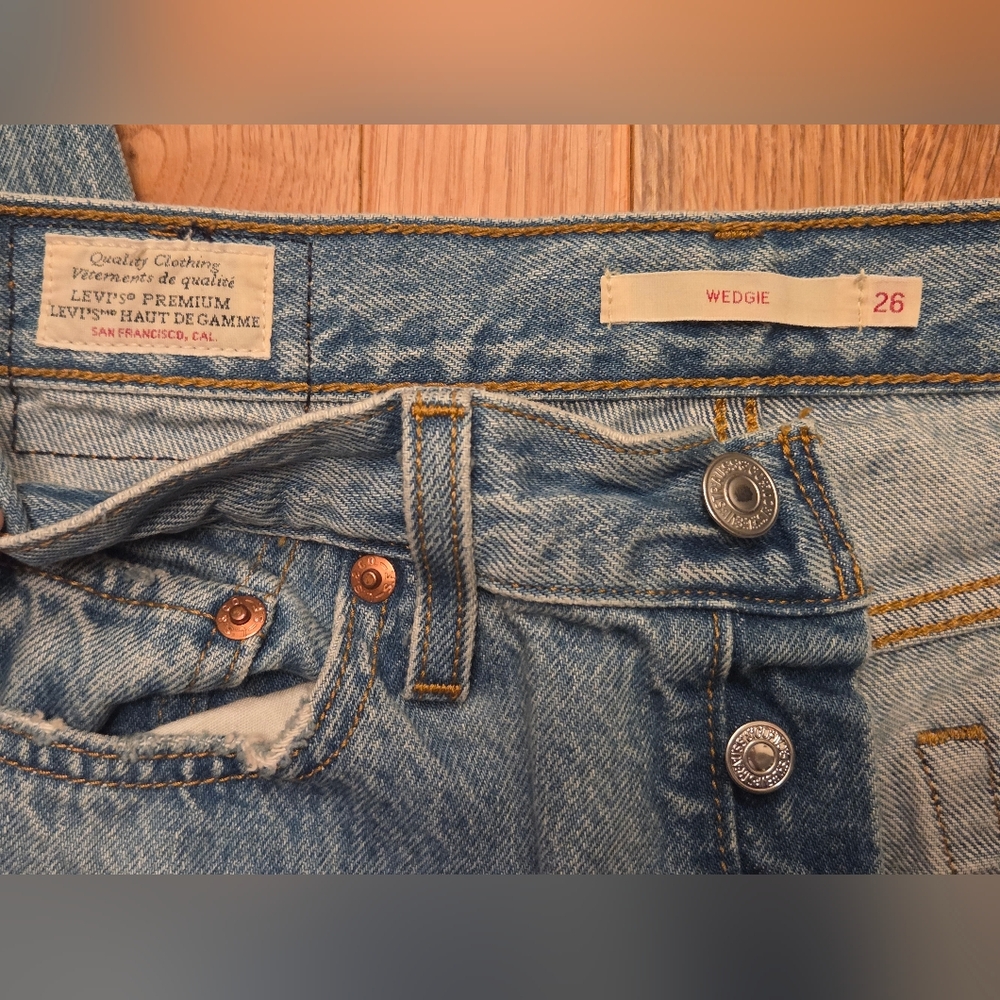 Levi's Wedgie Size 26 Button Up Blue Denim Jeans Distressed Knees - Picture 7 of 13